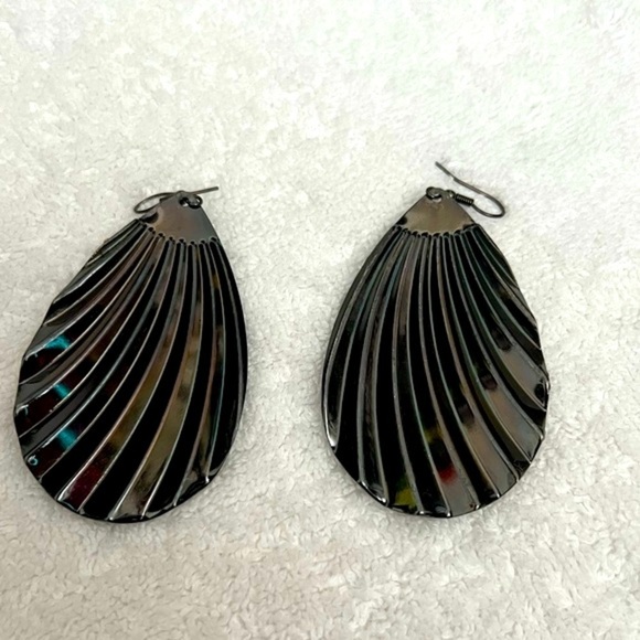 Black Bling Dangle Gold Drop Earrings Shell Like! - Picture 2 of 3
